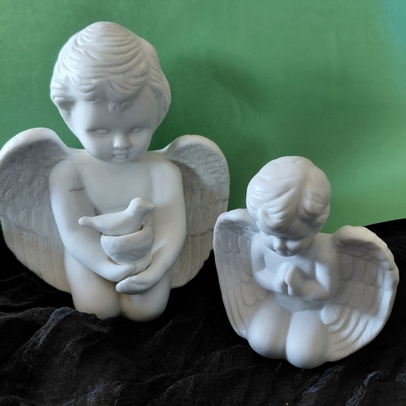 n/a Other - White Angel Figurines Set